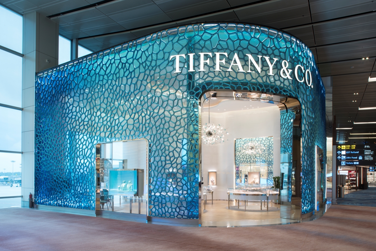 不敢相信！2023新加坡樟宜機場的全新Tiffany & Co. store，藍到發亮！